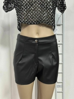 Short engomado con boton
