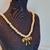 COLAR COM PEROLA E LAÇO. - Seven Styles Brechó