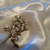 BROCHE GALHO FLORIDO - Seven Styles Brechó