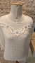 BLUSA BRANCA DE RENDA COM PEDRARIAS