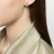 Aretes Muaddi en internet