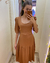 Vestido mídi marrom mangas ombreira - ana.k