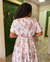 Vestido branco com floral nude na internet