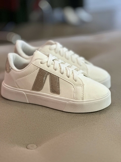 Tênis Detalhe Dourado