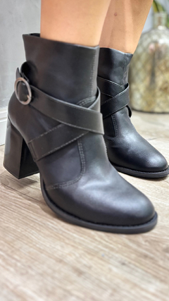 Bota Cano Médio com Fivela