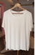 BLUSA MANGA CURTA VISCOSE PÉROLAS PLUS - Mira Chica