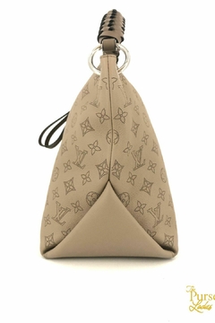 LOUIS VUITTON MAHINA BEABOURG MM HOBO BAG GRIS - tienda online