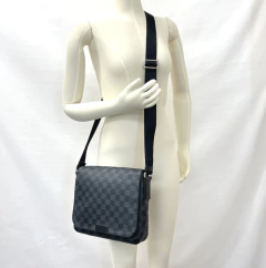 LOUIS VUITTON DISTRICT PM DAMIER GRAFITTO CANVAS en internet