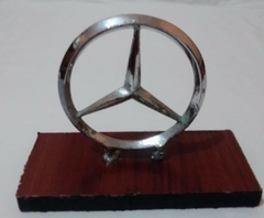 Antigua Insignia Logo Mercedes Benz De Metal En Pedestal