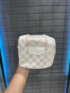 NECESSAIRE LV XADREZ - BEGE - Falcon Store