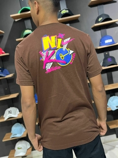 CAMISA NIKE ATHLETICS - MARROM - Falcon Store