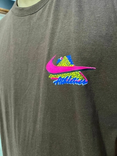 CAMISA NIKE ATHLETICS - MARROM - comprar online