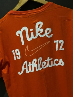 CAMISA NK ATHLETICS - LARANJA na internet