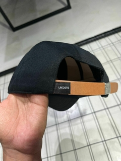 BONÉ LCST LOGO LATERAL - PRETO na internet
