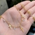 Colar Cadeado Aberta c/ Crucifixo e Gotas de Zircônia Branca (TAG 24k) (Banho Ouro 24k) na internet