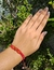 Pulseira macrame vermelha com miçangas regulável