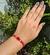 Pulseira macrame vermelha com miçangas regulável