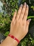 Pulseira macrame vermelha com miçangas regulável na internet