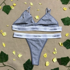 CONJUNTO CALVIN KLEIN TRIANGULAR GRIS