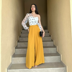 Blusa blanca con manga de un lado y puntos negros