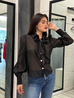 Blusa Negra con Botones Cuadrados