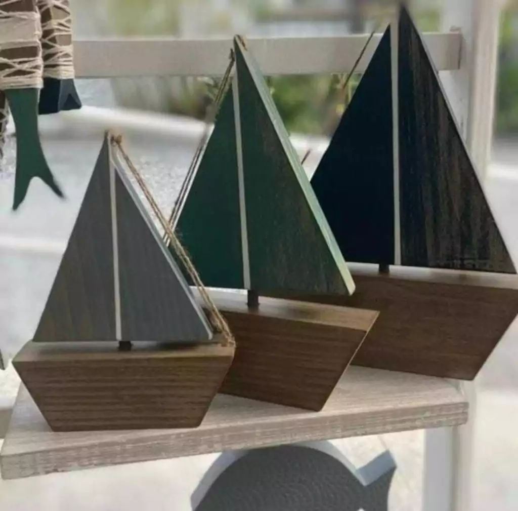 Trio de barcos pintados