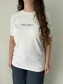 T-shirt Good Vibes na internet