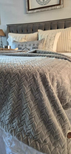 Imagen de MANTA SOFT GRIS LABRADA HOJITAS
