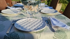 MANTEL DE GABARDINA ESTAMPADA HOJITAS - comprar online