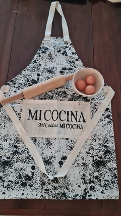 DELANTAL MI COCINA NEVADO NEGRO - comprar online