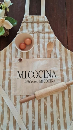 DELANTAL DE COCINA MI COCINA RAYAS BEIGE en internet