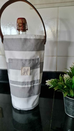 PORTABOTELLA GABARDINA RAYA GRIS CON DETALLES EN CUERO