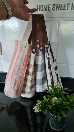 PORTABOTELLA GABARDINA RAYA GRIS CON DETALLES EN CUERO - HOMEMADE