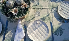 MANTEL DE GABARDINA ESTAMPADA HOJITAS en internet