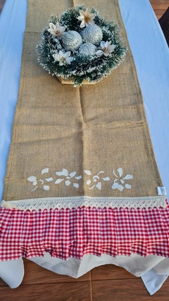 PROMO CAMINO DE MESA NAVIDEÑO ARPILLERA CON ESTAMPA Y VOLADOS - tienda online