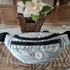 RIÑONERA PLATA TELA PUFFER en internet