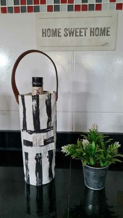 PORTABOTELLA TUSOR RAYAS NEGRAS CON DETALLES EN CUERO