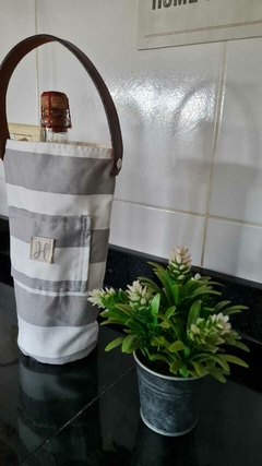 PORTABOTELLA GABARDINA RAYA GRIS CON DETALLES EN CUERO - comprar online