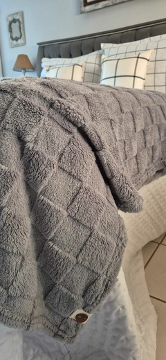 MANTA CORDERITO LABRADO CUADRADOS GRIS - tienda online