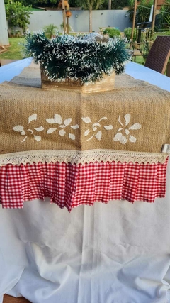 PROMO CAMINO DE MESA NAVIDEÑO ARPILLERA CON ESTAMPA Y VOLADOS