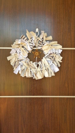 CORONA NAVIDEÑA SHABBY CHIC FLECOS NATURAL Y TONOS GRISES - comprar online