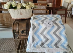MANTA BEBÉ CHEVRON CELESTE PASTEL - comprar online