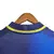 Detalhe da gola da camisa Flamengo III Edição Especial Azul 23/24, com logo e frase de orgulho