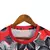 Detalhe da gola da camisa Flamengo Pré-jogo 24/25, com padrão vermelho e preto e estampa de folhas.