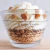 Vela en compotera de vidrio, como postre "Vanilla Cream Dream" con crema, trozos de galleta y base de galleta.