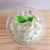 Vela menta chocolate con forma de postrecito decorado con crema verde, trozos de galleta y hojas de menta.