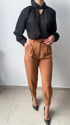 Calça Alfaiataria Elegance: A Harmonia do Estilo Clássico e Moderno na internet