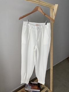 Calça Alfaiataria Elegance: A Harmonia do Estilo Clássico e Moderno