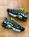 Nike Air Max TN Plus 1 - Preto Listras Branca e Amarela