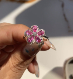 Anel flor pink cravejada. Tam 18. Prata 925